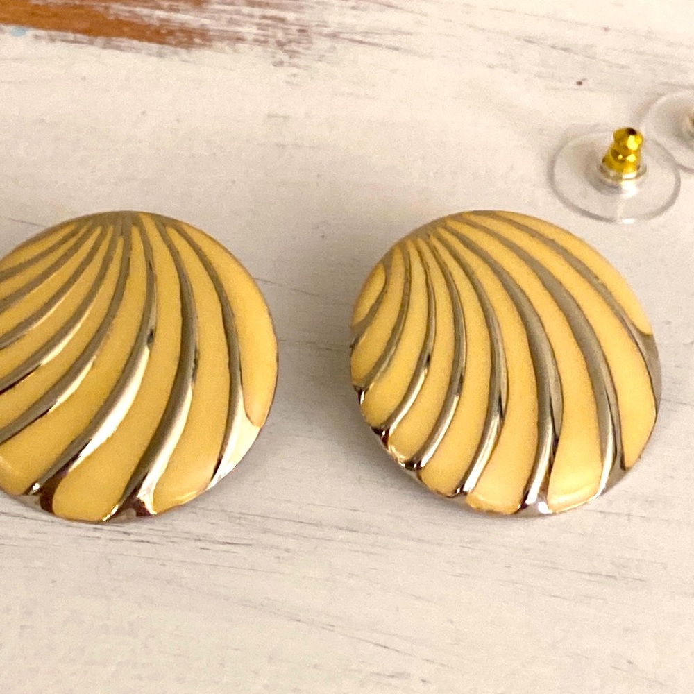 Vintage 80s Ivory Cream Color Enameled Clam Style Post Earrings